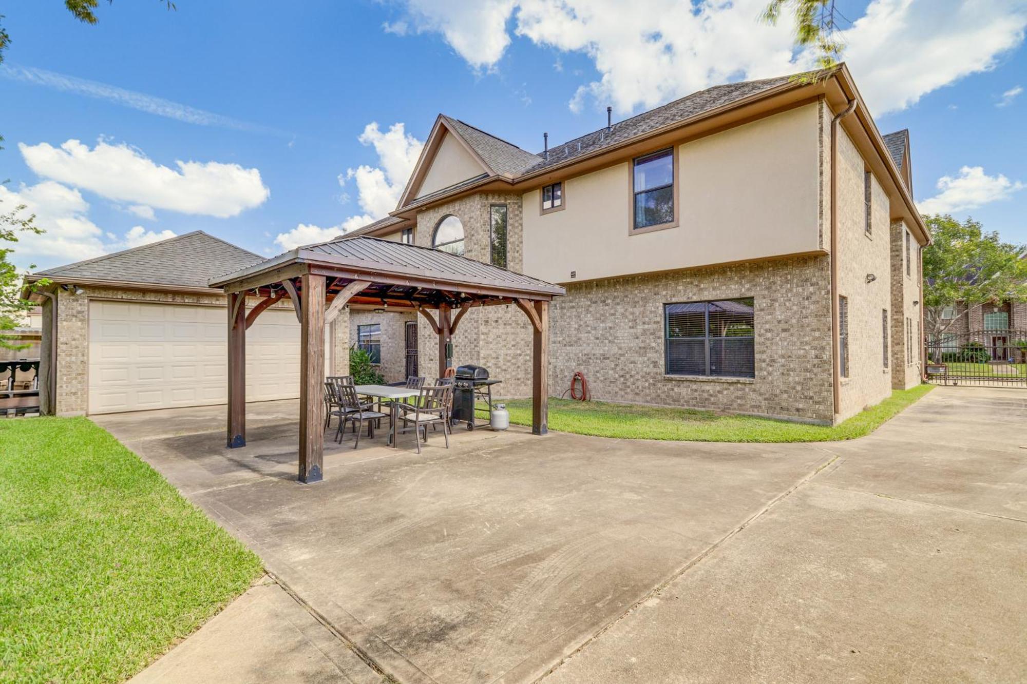 Elegant Houston Home With Gazebo And Game Room! ภายนอก รูปภาพ